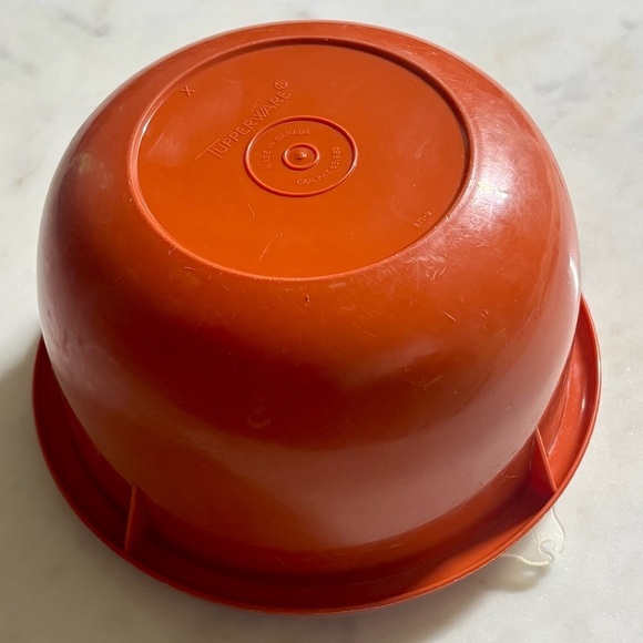 Vintage Tupperware 271-9 burnt orange mixing bowl with lid - Picture 2 of 8